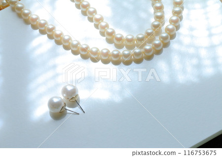 Beautiful white jewelry pearl necklace material image Beautiful white jewelry pearl necklace material image 116753675