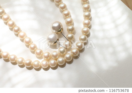 Beautiful white jewelry pearl necklace material image Beautiful white jewelry pearl necklace material image 116753678