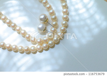 Beautiful white jewelry pearl necklace material image Beautiful white jewelry pearl necklace material image 116753679