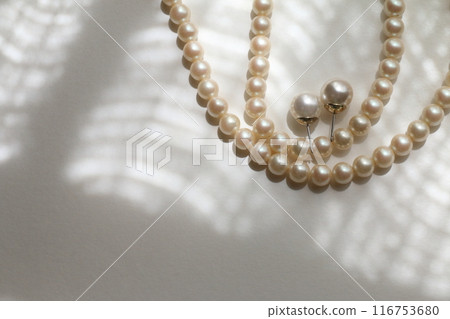Beautiful white jewelry pearl necklace material image Beautiful white jewelry pearl necklace material image 116753680