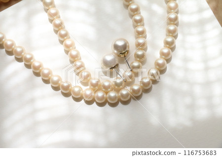 Beautiful white jewelry pearl necklace material image Beautiful white jewelry pearl necklace material image 116753683