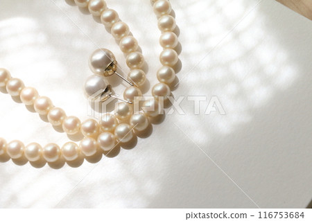 Beautiful white jewelry pearl necklace material image Beautiful white jewelry pearl necklace material image 116753684