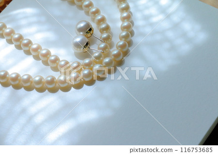 Beautiful white jewelry pearl necklace material image Beautiful white jewelry pearl necklace material image 116753685