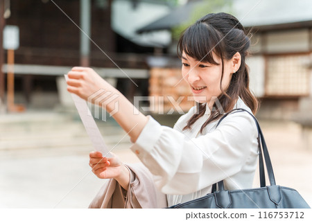 亞洲女人在神社發財 116753712