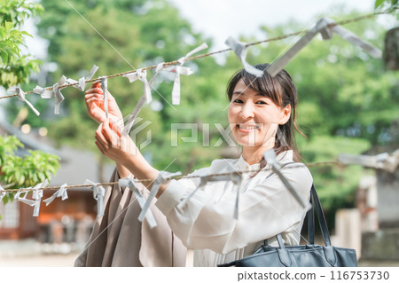 亞洲女人在神社發財 亞洲女人在神社發財 116753730