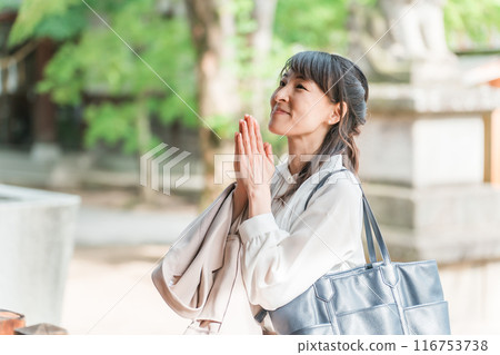 走在電源點/神社的亞洲女商人 走在電源點/神社的亞洲女商人 116753738