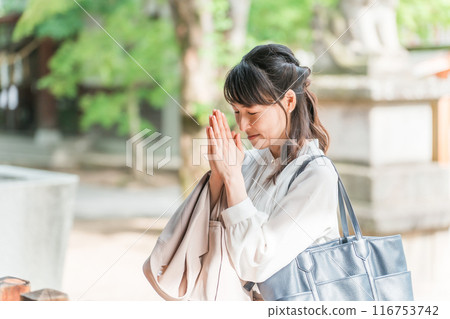 Asian business woman walking in a power spot/shrine 116753742
