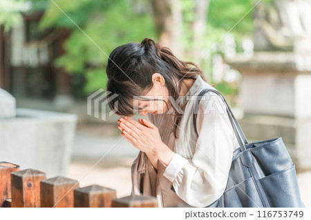 走在電源點/神社的亞洲女商人 116753749