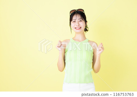 夏季圖像，黃色背景，穿著背心的年輕女子的肖像 116753763