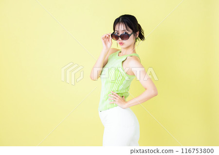 夏季圖像，黃色背景，穿著背心的年輕女子的肖像 116753800