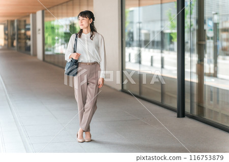 站在城市辦公區的女商人和職業母親 站在城市辦公區的女商人和職業母親 116753879