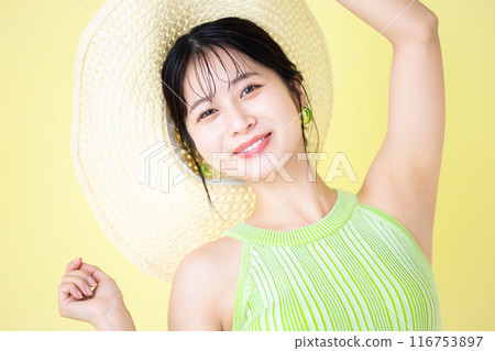 夏季圖像,黃色背景,一位拿著草帽的年輕女子的肖像 夏季圖像,黃色背景,一位拿著草帽的年輕女子的肖像 116753897