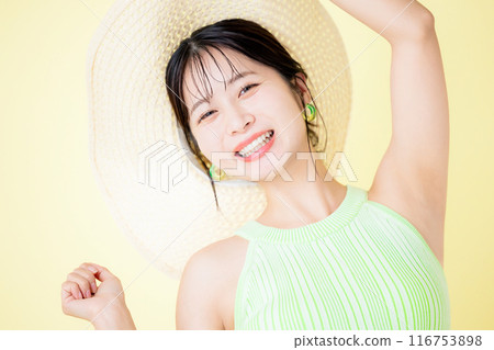 夏季圖像,黃色背景,一位拿著草帽的年輕女子的肖像 夏季圖像,黃色背景,一位拿著草帽的年輕女子的肖像 116753898