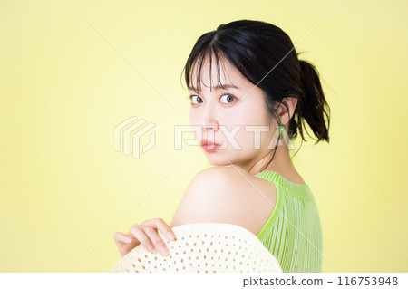 夏季圖像,黃色背景,一位拿著草帽的年輕女子的肖像 夏季圖像,黃色背景,一位拿著草帽的年輕女子的肖像 116753948