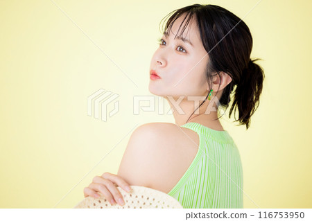 夏季圖像,黃色背景,一位拿著草帽的年輕女子的肖像 夏季圖像,黃色背景,一位拿著草帽的年輕女子的肖像 116753950
