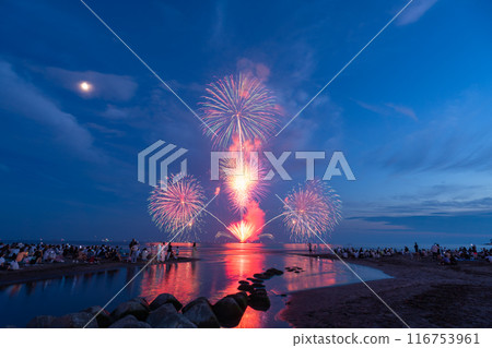 <Kanagawa Prefecture> Kamakura Fireworks Festival: Fireworks launched over the sea <Kanagawa Prefecture> Kamakura Fireworks Festival: Fireworks launched over the sea 116753961