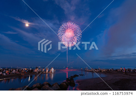 <Kanagawa Prefecture> Kamakura Fireworks Festival: Fireworks launched over the sea <Kanagawa Prefecture> Kamakura Fireworks Festival: Fireworks launched over the sea 116753974