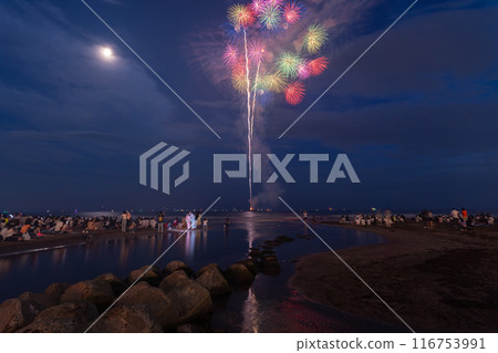 <Kanagawa Prefecture> Kamakura Fireworks Festival: Fireworks launched over the sea <Kanagawa Prefecture> Kamakura Fireworks Festival: Fireworks launched over the sea 116753991