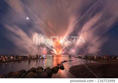 <Kanagawa Prefecture> Kamakura Fireworks Festival: Fireworks launched over the sea 116753999