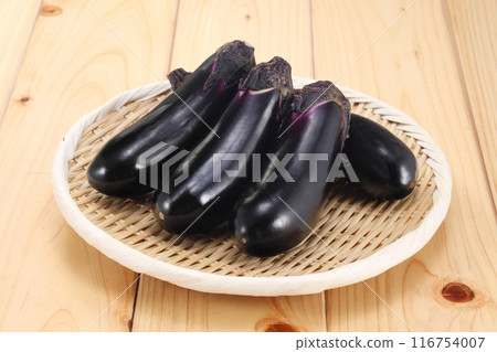 漏杓中的新鮮茄子 漏杓中的新鮮茄子 116754007