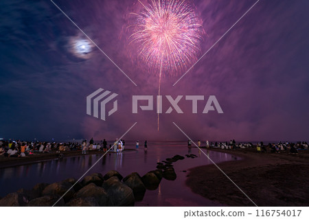 <Kanagawa Prefecture> Kamakura Fireworks Festival: Fireworks launched over the sea <Kanagawa Prefecture> Kamakura Fireworks Festival: Fireworks launched over the sea 116754017