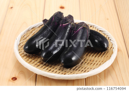 漏杓中的新鮮茄子 漏杓中的新鮮茄子 116754094