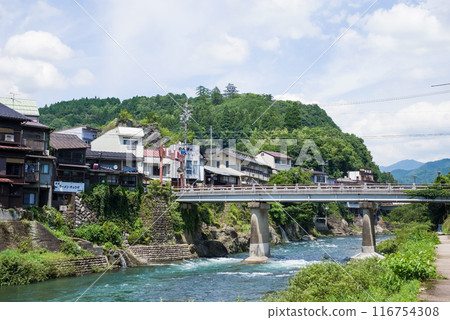 [郡上八幡] 從「吉田川」散步道眺望郡上八幡的街景 116754308