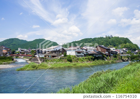 [郡上八幡] 從「吉田川」散步道眺望郡上八幡的街景 116754310