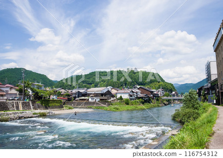 [郡上八幡] 從「吉田川」散步道眺望郡上八幡的街景 116754312