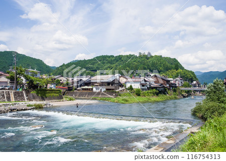 [郡上八幡] 從「吉田川」散步道眺望郡上八幡的街景 116754313