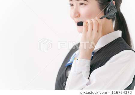 穿著辦公室衣服、戴著耳機的女人 116754373