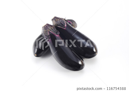白色背景上的新鮮茄子 116754388