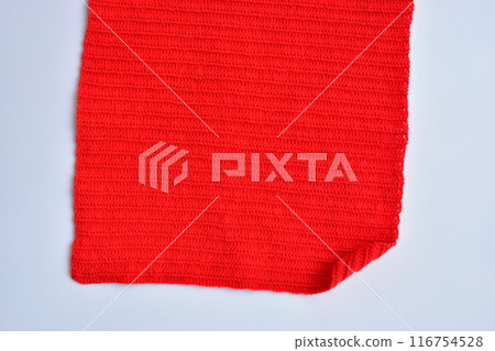 red wool knitted yarn texture, woolen fabric on white background 116754528