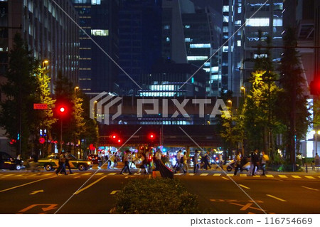 從皇居一側的中央地帶看到夜間大手町的人群 從皇居一側的中央地帶看到夜間大手町的人群 116754669