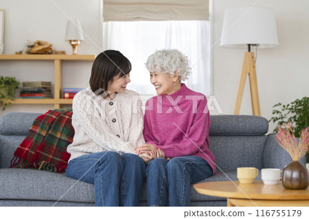 Smiling senior woman and young woman 116755179