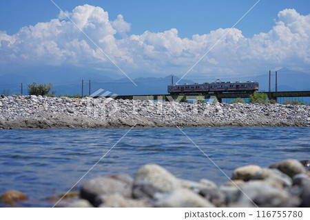在富山縣富山市運行的富山地方鐵路(列車) 在富山縣富山市運行的富山地方鐵路(列車) 116755780