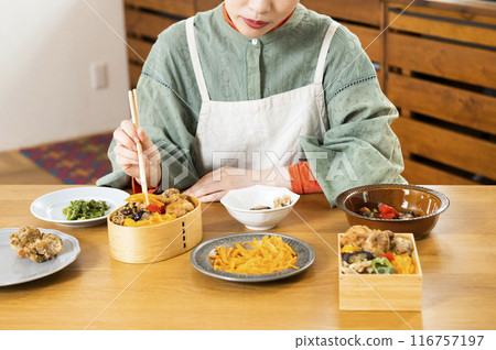 製作午餐盒的年輕女子，不露面 116757197