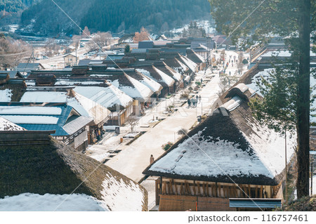 Ouchi Juku ancient farmer house village with snow in winter, former post town along the Aizu-Nishi Kaido trade route during the Edo Period. Shimogo town, Minamiaizu, Fukushima Prefecture, Japan 116757461