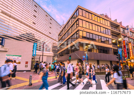 日本橫濱城市景觀七月。入站復興......熙熙攘攘的Parnad ST。 (背面是相鐵橫濱站側)…=22日 日本橫濱城市景觀七月。入站復興......熙熙攘攘的Parnad ST。 (背面是相鐵橫濱站側)…=22日 116757673