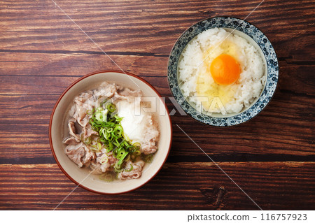 Meat soup and egg over rice 116757923