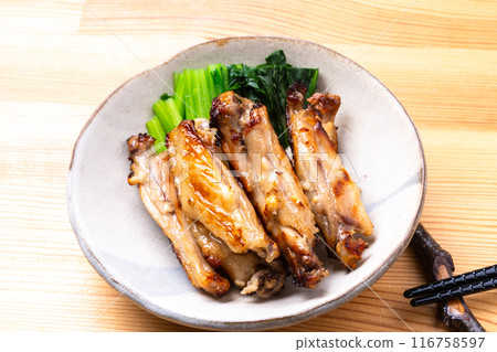 Oven-baked chicken wings with salt and koji 116758597