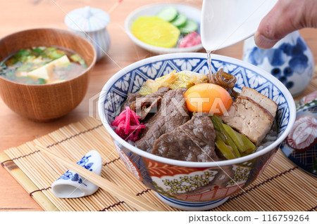 壽喜燒在米飯上 116759264