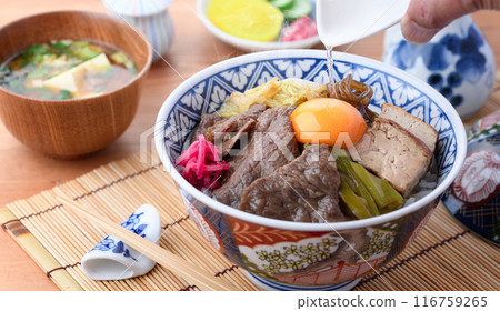 Sukiyaki on rice 116759265