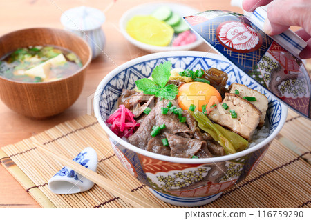Sukiyaki on rice 116759290