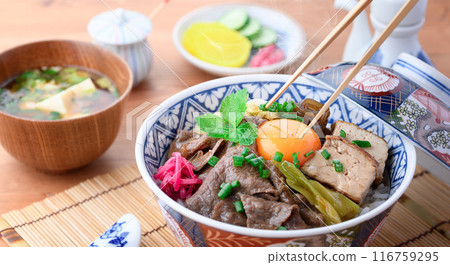 Sukiyaki on rice 116759295
