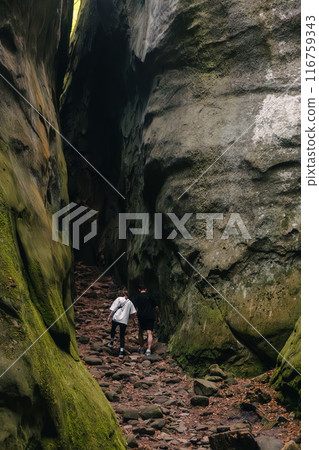 couple tourists walking by canyon 116759343