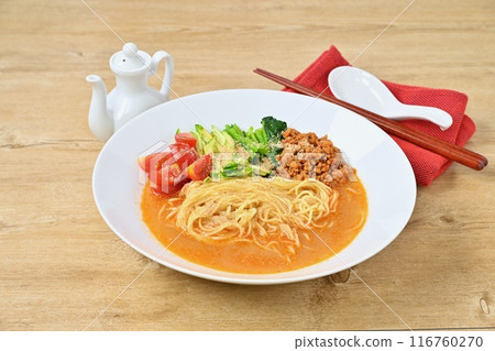 夏天推薦冰鎮擔擔麵。日產擔擔面,冷凍擔擔麵。冷麵菜餚。 夏天推薦冰鎮擔擔麵。日產擔擔面,冷凍擔擔麵。冷麵菜餚。 116760270