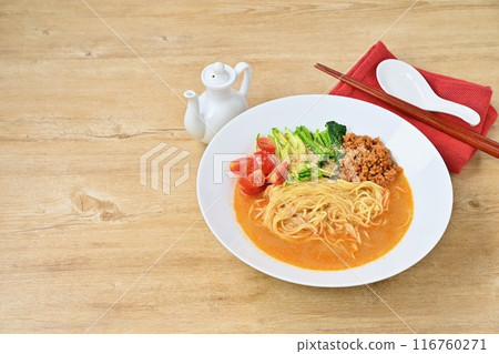 夏天推薦冰鎮擔擔麵。日產擔擔面,冷凍擔擔麵。冷麵菜餚。 夏天推薦冰鎮擔擔麵。日產擔擔面,冷凍擔擔麵。冷麵菜餚。 116760271