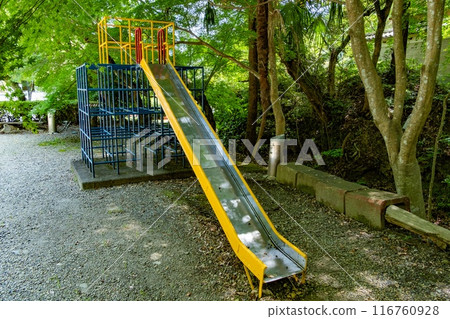 公園的五顏六色的幻燈片 公園的五顏六色的幻燈片 116760928