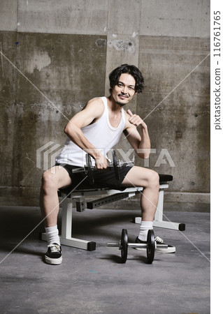在健身房訓練的年輕人 在健身房訓練的年輕人 116761765